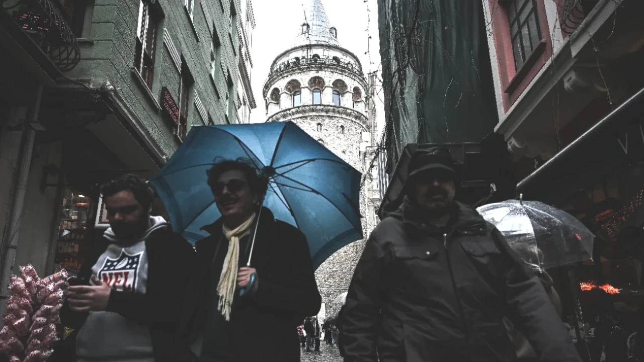İstanbul'da Sağanak Yağış Alarmı! Şemsiyelerinizi Hazırlayın!