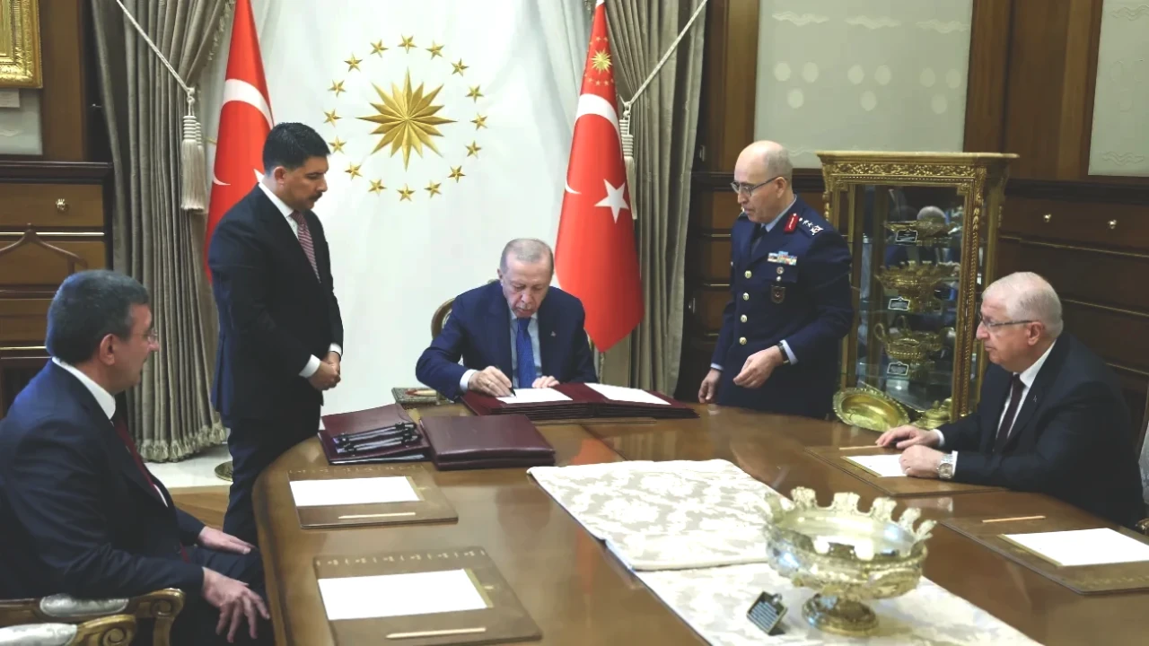 YAŞ Toplantısından Şok Gelişmeler! Genelkurmay ve Kara Kuvvetleri Komutanları Değişti